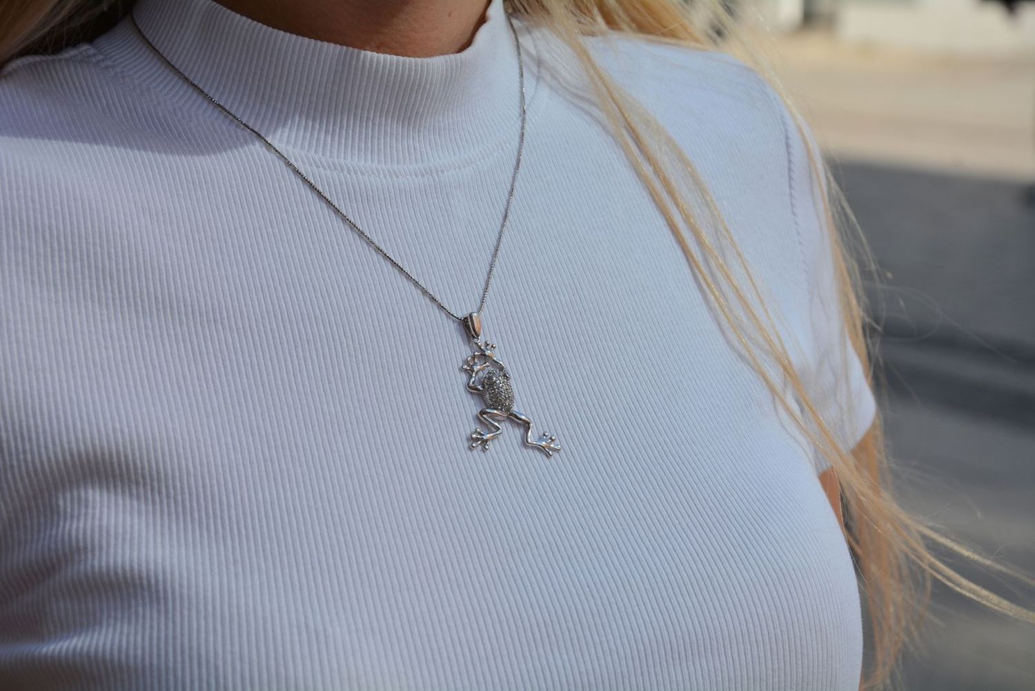 Wisiorek srebrny Żabka z cyrkoniami Żabka dla miłośników prezentów na szczęście. Piękny prezent dla wielbicieli powodzenia z motywem żabki. Srebrne wisiorki od Salonu Diament2.jpg